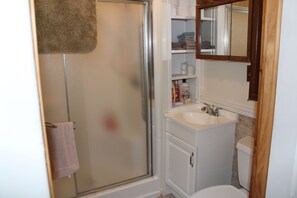 Suihku, hiustenkuivaaja, pyyhkeet, saippua