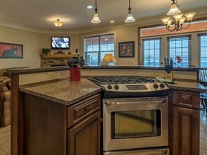 Condo, varias camas (5 Br: Black Bear Crossing #4) | Cocina privada | Comedor 