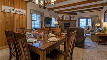 公寓客房, 多張床 (2 Br: Whistlepunk 28) | 私人廚房 | 餐桌