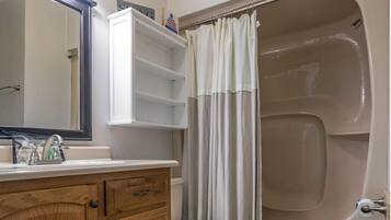 3 bedrooms, iron/ironing board, free WiFi