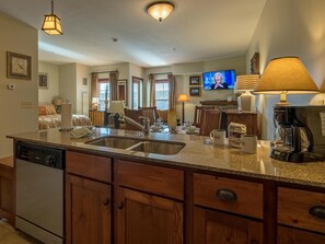 Condo, 1 cama King (0 Br :  Soaring Eagle 308) | Cozinha privada | Micro-ondas, mesas de jantar