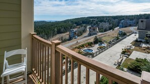 Uma varanda com vista para uma área residencial, incluindo casas e uma rua.