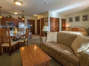 Living room - 0 Br : Soaring Eagle 308 (Snowshoe)