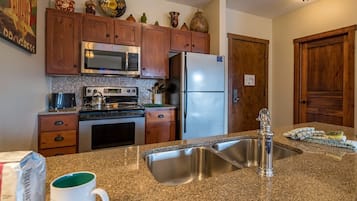Apartamento, 1 cama de matrimonio grande (0 Br :  Soaring Eagle 308) | Cocina privada | Microondas y mesa de comedor