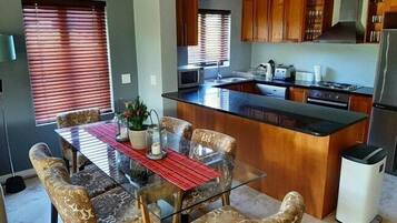 Luxury House, 4 Bedrooms | Dapur peribadi | Peti sejuk, ketuhar, alat memasak/pinggan mangkuk/perkakas dapur
