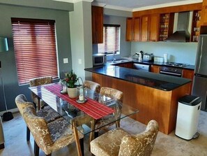 Luxury House, 4 Bedrooms | Private kitchen | Fridge, oven, cookware/dishes/utensils - Pearl Valley Atolosa (Paarl)