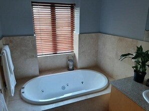 Luxury House, 4 Bedrooms | Bathroom | Bathtub, towels, soap, shampoo - Pearl Valley Atolosa (Paarl)