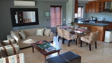 Luxury House, 4 Bedrooms | Living area