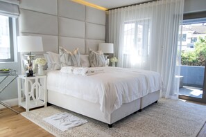 Laptop workspace, free WiFi, bed sheets - Seacliff Apartments (Cape Town)