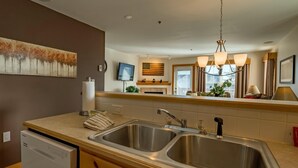 Leilighet, flere senger (3 Br : Camp 4 #1) | Eget kjøkken | Spisebord