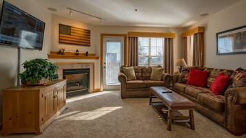 Condo, nhiều giường (3 Br : Camp 4 #1) | Phòng khách | TV 32-inch có truyền hình cáp