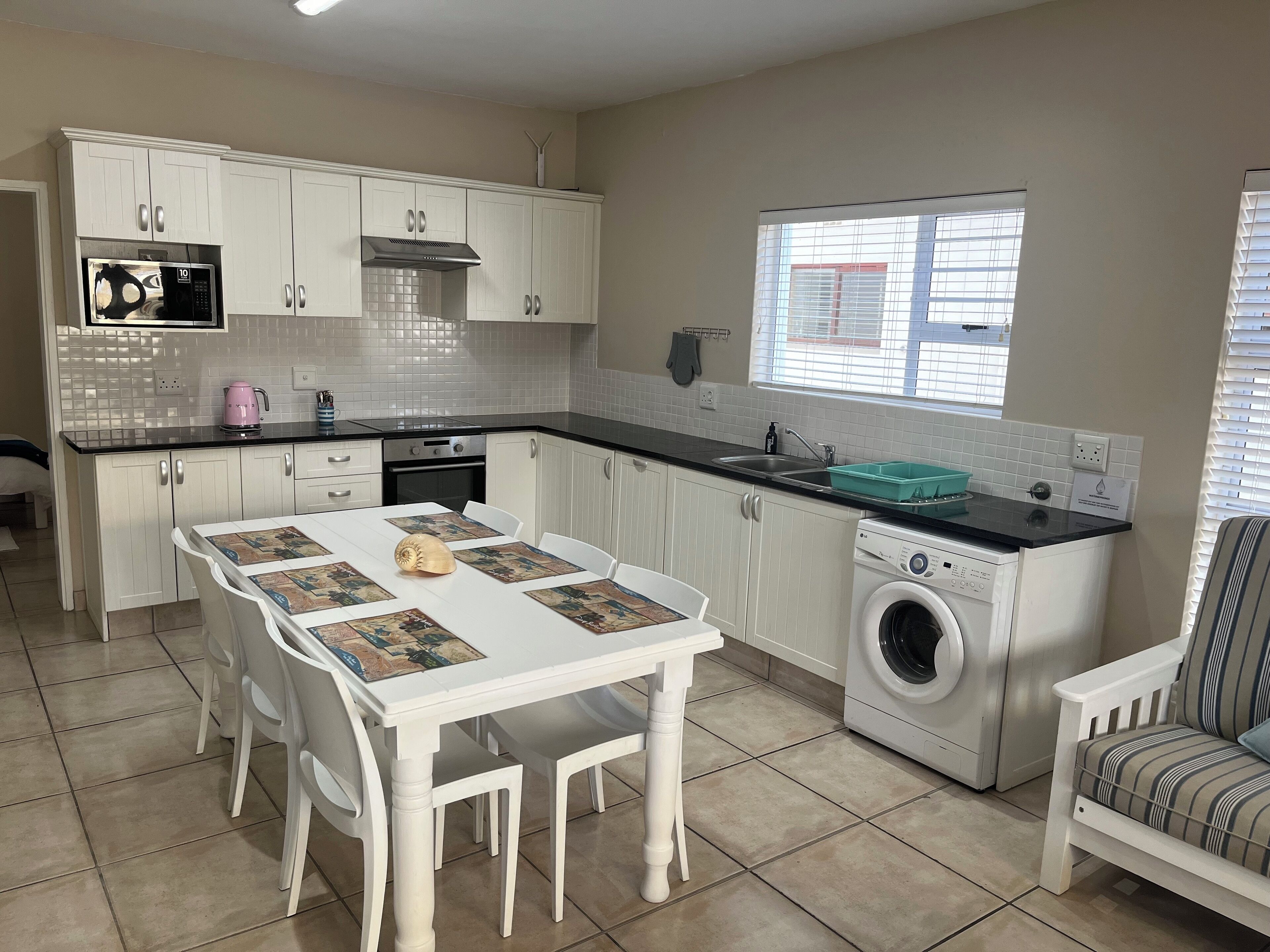 Withuisie Flat - 8 Sleeper (7) | 전용 주방 | 전자레인지, 전기 주전자, 토스터