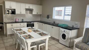 Withuisie Flat - 8 Sleeper (7) | Bếp riêng | Lò vi sóng, ấm điện, lò nướng bánh mì