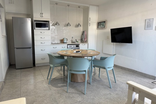 5 Sleeper - Linda | Living area | 30-inch flat-screen TV with digital channels, TV