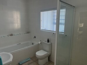 Withuisie Flat - 8 Sleeper (7) | Bathroom | Towels - Withuis Hartenbos (Mossel Bay)