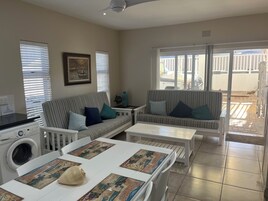 Withuisie Flat - 8 Sleeper (7) | 起居区 | 30-英寸纯平电视 （配备数码频道）、电视