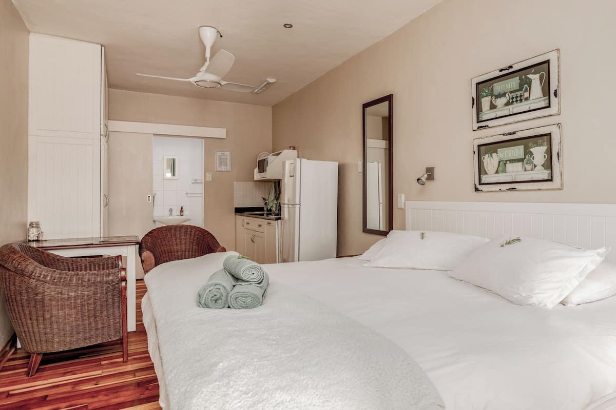 Etienne - 2 Sleeper (5) | Premium bedding, free WiFi, bed sheets