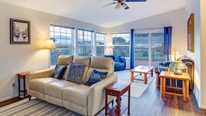 Fireplace - Sea Break - Ocean view with Hot tub (Yachats)