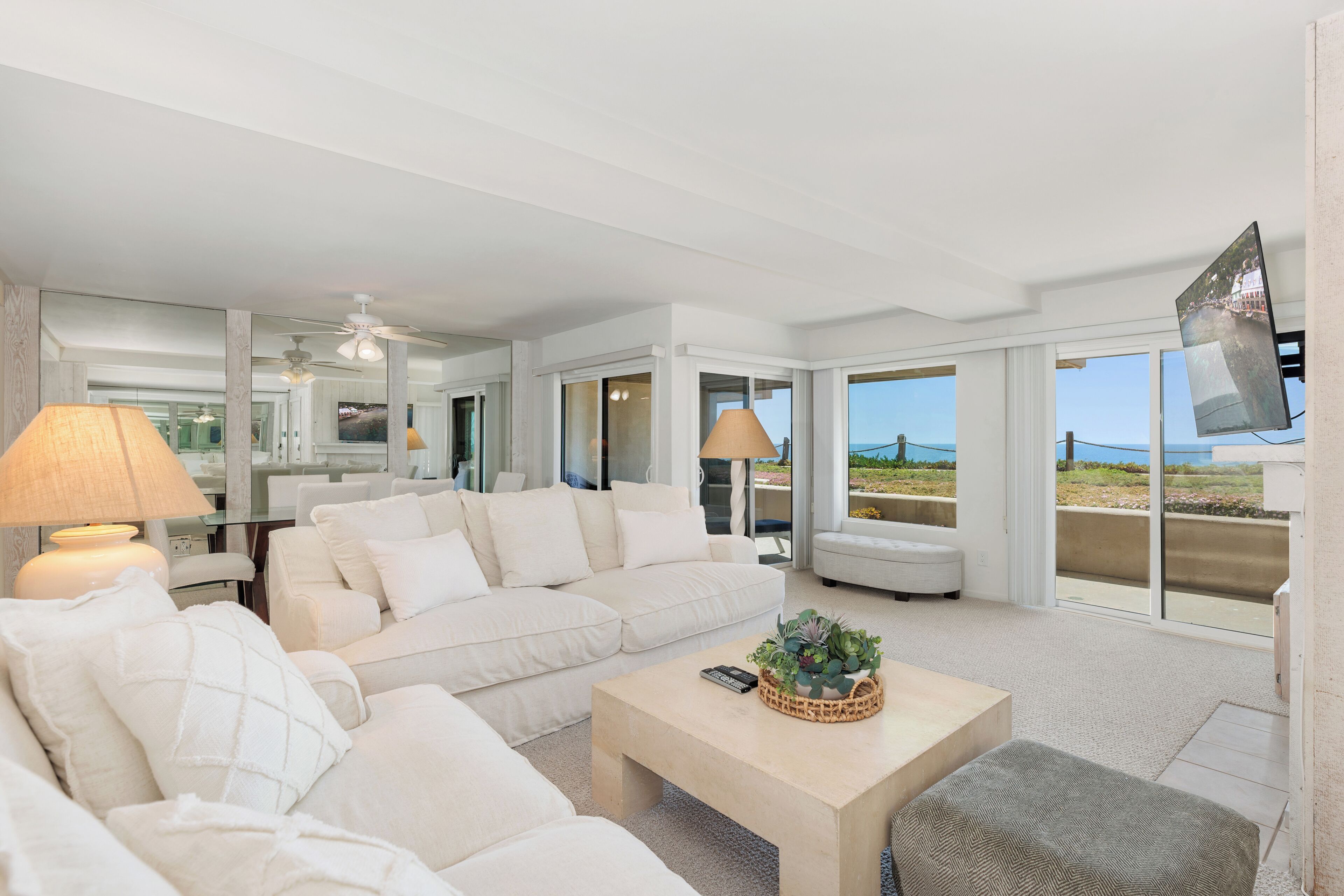 Spacious Oceanfront Condo+Den near Del Mar Race Track, Pool, Beach, Dining