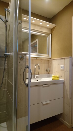 Dusche, Haartrockner, Handtücher, Seife