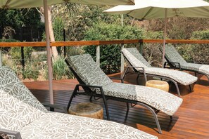 Udendørs pool, opvarmet pool, parasoller, liggestole