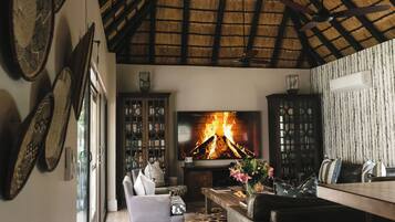 Familienvilla, Mehrere Betten, Klimaanlage, Gartenblick | Wohnbereich | Bücher