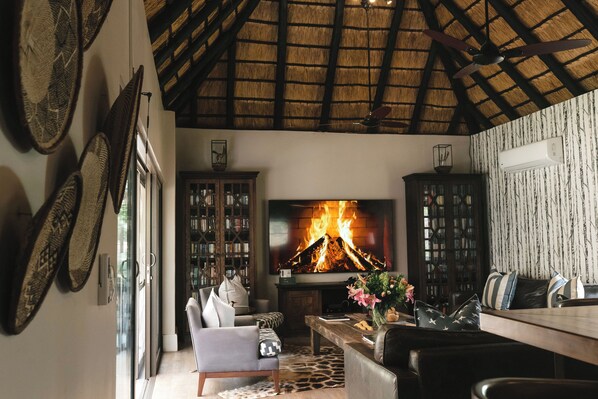 Family Villa, Multiple Beds, Air conditioning, Garden View | Living area | Books - Buccara Waterberg - Molapo (Lephalale)