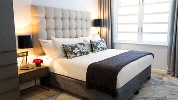 Hochwertige Bettwaren, Betten mit Memory-Foam-Matratzen, Zimmersafe