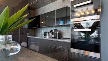 Full-sized fridge, microwave, oven, stovetop