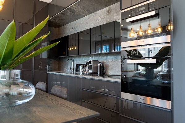 Großer Kühlschrank, Mikrowelle, Ofen, Herdplatte