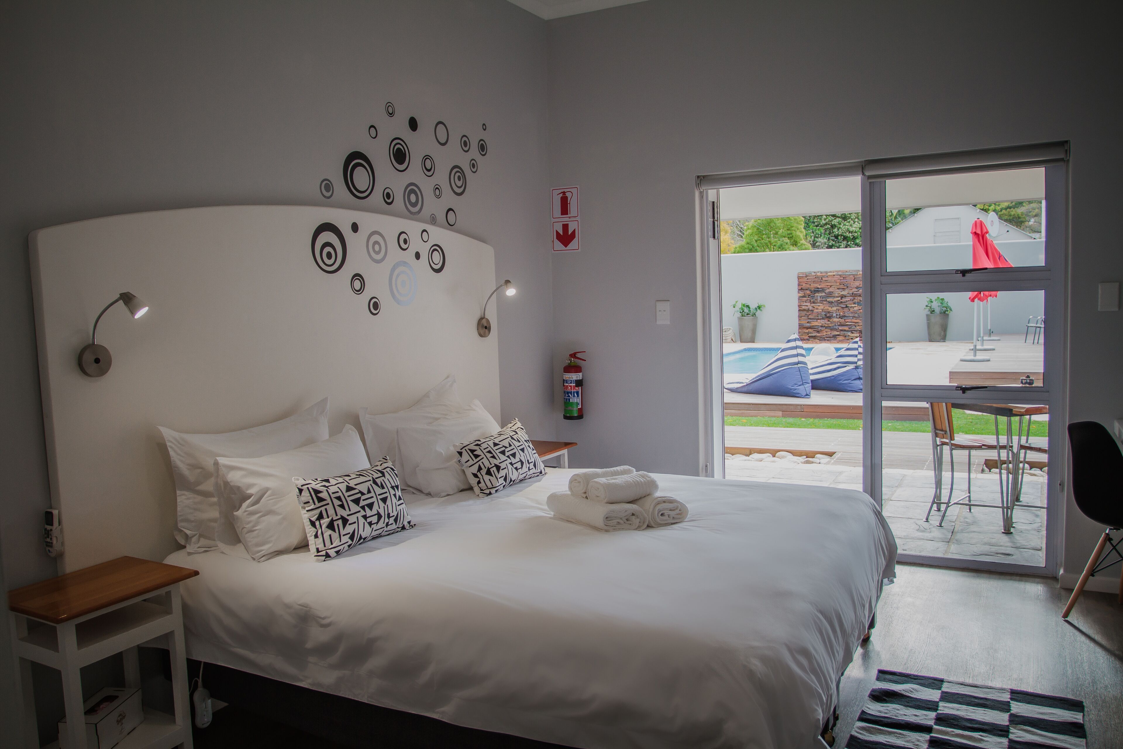 Standard Room | Minibar, individually decorated, individually furnished, desk