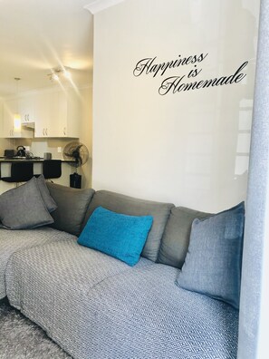 디럭스 아파트, 침실 2개 | 거실 공간 | 디지털 채널 시청이 가능한 32인치 LED TV, TV