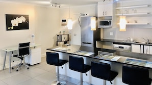 Deluxe Apartment, 2 Bedrooms | Private kitchen - Beaumont Claremont 108 (Cape Town)