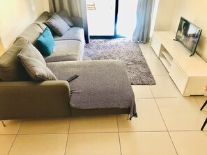 デラックス アパートメント 2 ベッドルーム | リビングルーム | 32 インチのLED テレビ (デジタル放送視聴可)、テレビ