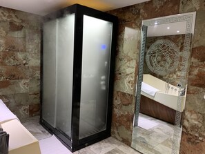 淋浴设施、按摩浴缸、吹风机、坐浴桶