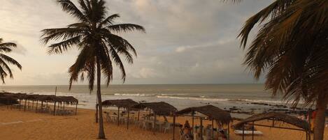 Ranta lähistöllä, aurinkotuoleja