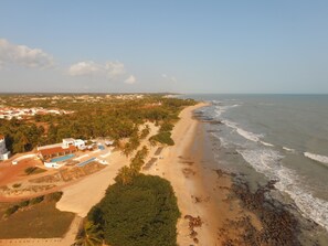 ビーチの近く、サンラウンジャー