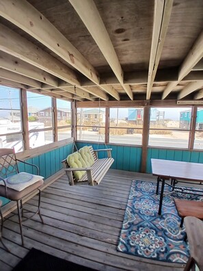 Smart TV, video games, DVD player, books - Family & Pet Friendly Cottage --

Clean, cozy, and relaxing vibe! (Kitty Hawk)