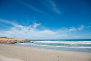 On the beach, white sand - Gonana Guesthouse (Paternoster)