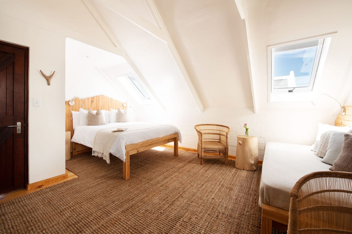 Driepersoonskamer, balkon | 1 slaapkamer, luxe beddengoed, Tempur Pedic-bedden, een bureau