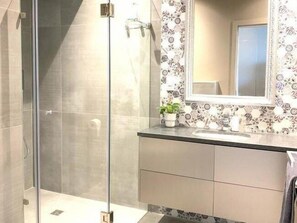 Shower, hair dryer, towels, soap - 64 Kloof Street (Cape Town)