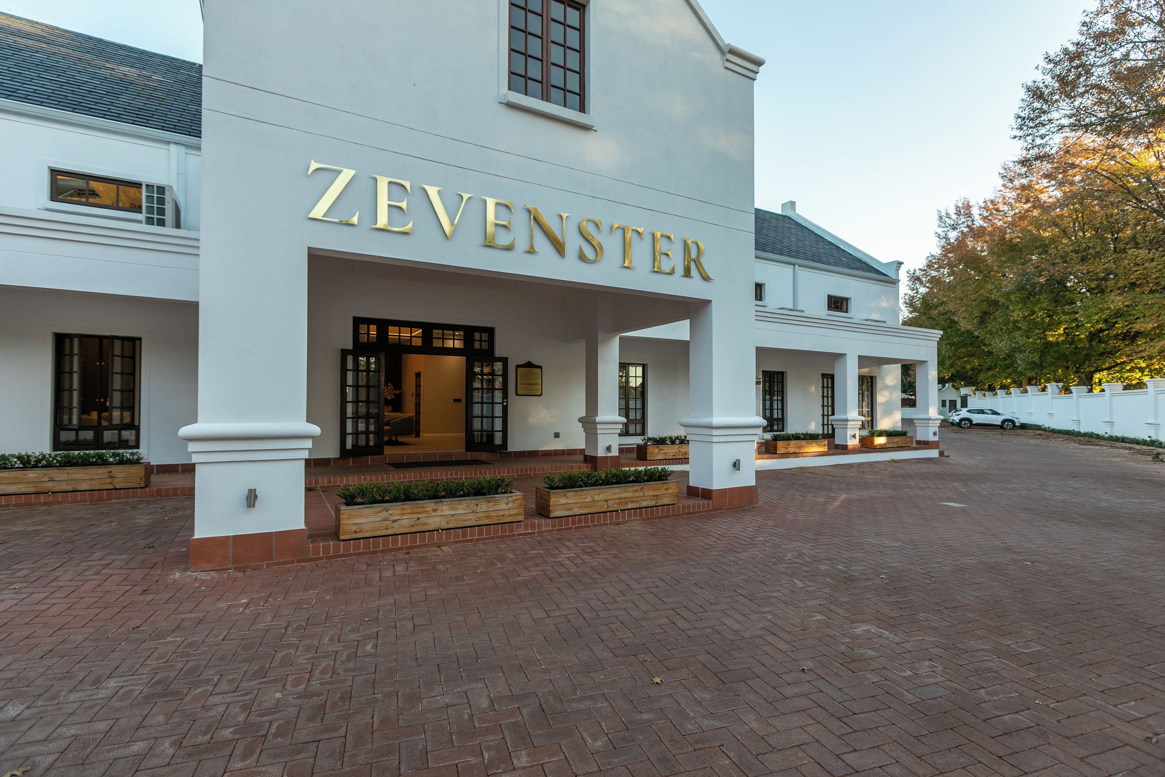 Un edificio con el nombre 'ZEVENSTER' mostrado de forma destacada en la fachada.
