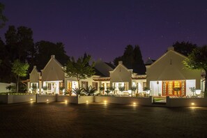 Fassade der Unterkunft – Abend/Nacht