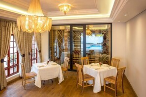 Breakfast, lunch and dinner served