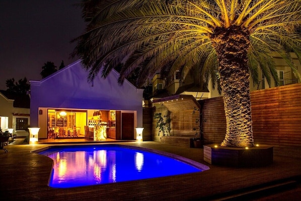 Fassade der Unterkunft – Abend/Nacht