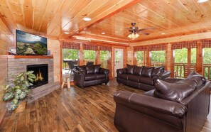 Televisión, chimenea, reproductor de DVD y futbolito 