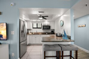 Refrigerador, microondas, horno, placa de cocina