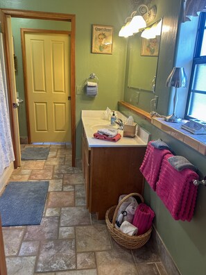 Bathtub, hair dryer, towels - Creek Cottage - Prescott Cabin Rentals (Prescott)