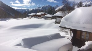 A snow-covered mountain village with wooden houses and a clear sky. - Beautiful chalet in 3918 Lauchernalp, Wiler, Valais (Wiler (Lötschen))