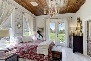 3 bedrooms, in-room safe, iron/ironing board, free WiFi